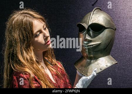 BONHAMS KNIGHTSBRIDGE LONDON 24. MAI 2021. Ein Mitarbeiter von Bonhams hält einen engen Helm des Typs „Savoyard“ während eines Fotoaufrufs für den Verkauf von Bonhams Antique Arms and Armor in London. Der Helm wird geschätzt, um £2,000-3,000 zu holen. Der Verkauf findet am 26. Mai in Bonhams Knightsbridge statt. Credit amer Ghazzal/Alamy Live News Stockfoto