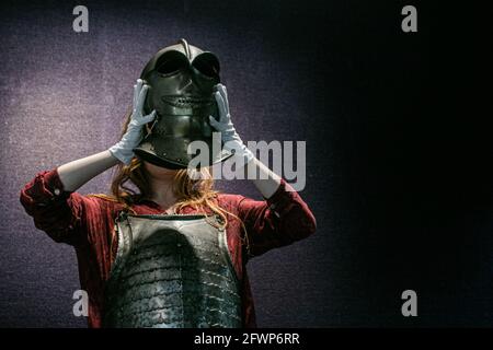 BONHAMS KNIGHTSBRIDGE LONDON 24. MAI 2021. Ein Mitarbeiter von Bonhams hält einen engen Helm des Typs „Savoyard“ während eines Fotoaufrufs für den Verkauf von Bonhams Antique Arms and Armor in London. Der Helm wird geschätzt, um £2,000-3,000 zu holen. Der Verkauf findet am 26. Mai in Bonhams Knightsbridge statt. Credit amer Ghazzal/Alamy Live News Stockfoto