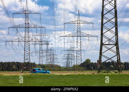 Hochspannungsleitungen in der Nähe von Pulheim-Sinnersdorf, Nordrhein-Westfalen, Deutschland. Hochspannungsleitungen nahe Pulheim-Sinnersdorf, Nordrhein-Westfa Stockfoto