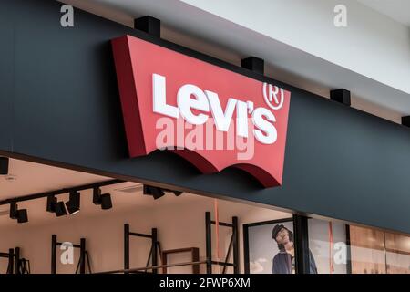 Levi Strauss Co ist ein privat geführtes amerikanisches Bekleidungsunternehmen. Das levis-Logo über dem Eingang zum Firmengeschäft. krasnojarsk, Russland, 15. Mai 20 Stockfoto