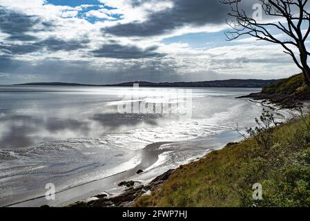 Blick von Far Arnside über die Morecambe Bay in Richtung Grange-over-Sands, Cumbria, Großbritannien. Stockfoto