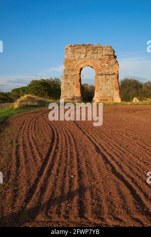 Ruinen der antiken Aquädukt in der Nähe von Villa Quintili auf Appia Weg in Rom, Italien Stockfoto