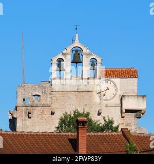 Der Glockenturm des Heiligen heiratet die Kirche in Vrboska, Hvar, Kroatien Stockfoto