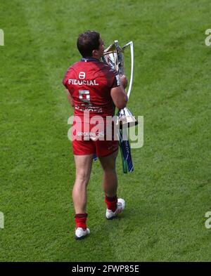 Antoine Dupont Von Toulouse Hebt Die Trophae Nach Dem Letzten Pfiff Wahrend Des Finalmatches Des Heineken Champions Cup Im Twickenham Stadium London An Bilddatum Samstag 22 Mai 21 Stockfotografie Alamy