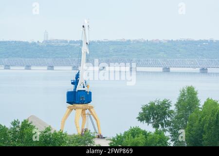 Dock Kräne mit Industriegebäuden und groß Stockfoto