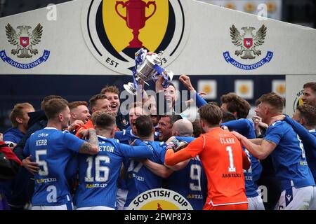 St. Johnstone-Spieler feiern nach dem letzten Pfiff während des schottischen Cup-Finalmatches im Hampden Park, Glasgow. Bilddatum: Samstag, 22. Mai 2021. Stockfoto