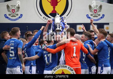 St. Johnstone-Spieler feiern nach dem letzten Pfiff während des schottischen Cup-Finalmatches im Hampden Park, Glasgow. Bilddatum: Samstag, 22. Mai 2021. Stockfoto