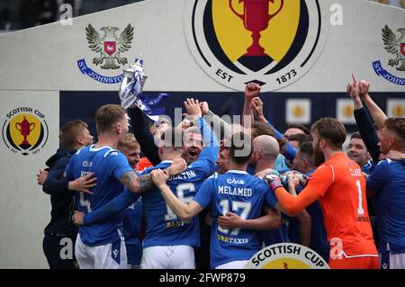 St. Johnstone-Spieler feiern nach dem letzten Pfiff während des schottischen Cup-Finalmatches im Hampden Park, Glasgow. Bilddatum: Samstag, 22. Mai 2021. Stockfoto