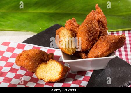 Leckere frittierte süße Maiskroketten; leckeres kolumbianisches Essen. Stockfoto