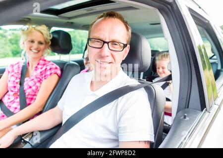 Familie fahren im Auto mit Sicherheitsgurt befestigt Stockfoto