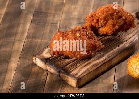 Leckere frittierte süße Maiskroketten; leckeres kolumbianisches Essen. Stockfoto