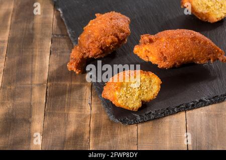 Leckere frittierte süße Maiskroketten; leckeres kolumbianisches Essen. Stockfoto