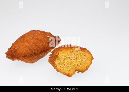 Leckere frittierte süße Maiskroketten; Foto auf weißem Hintergrund. Stockfoto