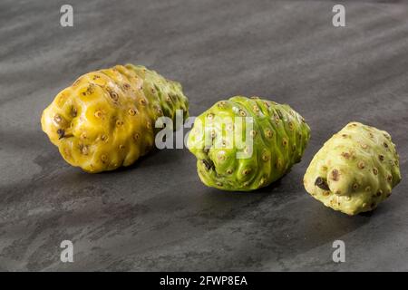 Morinda citrifolia - Noni Frucht mit vielen medizinischen Eigenschaften. Stockfoto