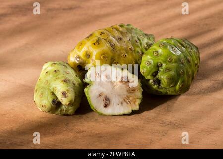 Morinda citrifolia - Noni Frucht mit vielen medizinischen Eigenschaften. Stockfoto