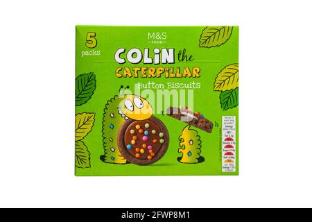 Box mit Colin the Caterpillar Knopfkeksen von M&S isoliert auf weißem Hintergrund Stockfoto