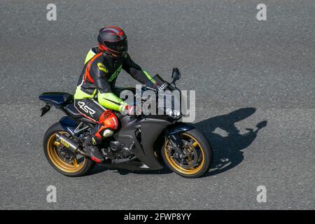 Honda CBR Fireblade Motorradfahrer; Zweirad Transport, Motorräder, Fahrzeug, Straßen, Motorräder, Motorradfahrer, die auf der Autobahn M61 fahren, Großbritannien Stockfoto