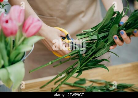 Floristen arbeiten im Blumenstudio, schaffen Bouquet und Sicherheit nach covid-19 Lockdown am Arbeitsplatz Stockfoto