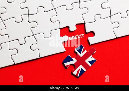 Das fehlende Puzzleteil mit der britischen Flagge tritt aus der Europäischen Union aus. Brexit-Konzept. Stockfoto