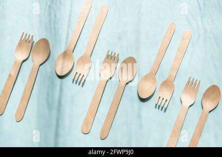 Umweltfreundliches Einweggeschirr aus natürlichen Materialien. Ökologie, Recycling, kein Kunststoff, Null-Abfall-Konzept Stockfoto