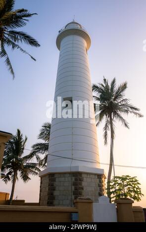 Leuchtturm, der in der Abendsonne leuchtet, Galle Dutch Fort, Palmen und das landschaftliche Landschaftsfoto. Sri Lankas älteste Lichtstation A Stockfoto