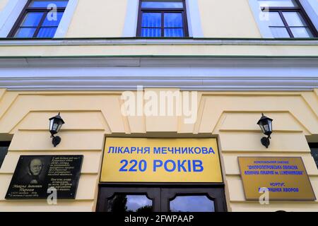 Schild mit Inschrift auf Ukrainisch - Mechnikov Krankenhaus 220 Jahre hängen auf dem Gebäude. Berühmte Klinik behandelt verwundete und kranke Kovid19 Coronavirus. Stockfoto