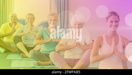 Zusammensetzung der Gruppe älterer Frauen und Männer, die Yoga praktizieren Mit rosa bis gelber Färbung Stockfoto