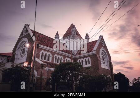 All Saints' Church in Galle fort Abend malerische Landschaftsfotografie, schöne blaue Stunden Farben am Himmel, Straßenbeleuchtung an, Blick aus einem unteren A Stockfoto