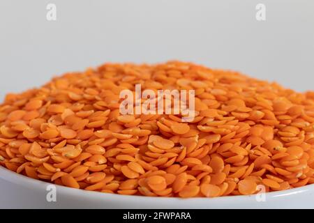 Dhal Bohnen in einer weißen glänzenden Keramikschale aus nächster Nähe. Stockfoto