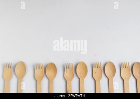 Umweltfreundliches Einweggeschirr aus natürlichen Materialien. Ökologie, Recycling, kein Kunststoff, Null-Abfall-Konzept Stockfoto