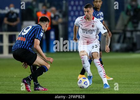 BERGAMO, ITALIEN - 23. MAI: Berat Djimsiti von Atalanta BC und Rade Runic von AC Mailand während der Serie A Spiel zwischen Atalanta Bergamo und AC Mailand in Ge Stockfoto
