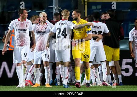 BERGAMO, ITALIEN - 23. MAI: Torwart Gianluigi Donnarumma vom AC Mailand feiert nach dem Qualifying für die Champions League während der Serie EINE Matchwette Stockfoto