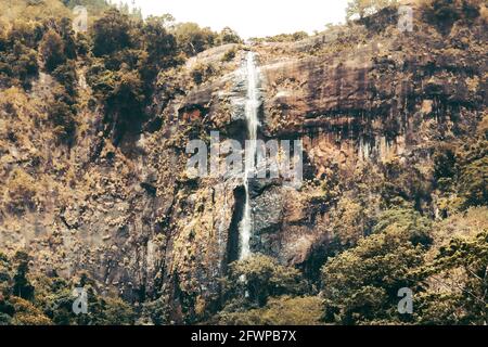 Landschaftlich reizvolle Aussicht auf die Diyaluma-Wasserfälle in Badulla, Sri Lanka. Stockfoto