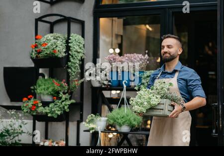 Verkauf von Pflanzen in Blumengeschäft, Opening Store und kleine Unternehmen in der Stadt, im Freien Stockfoto