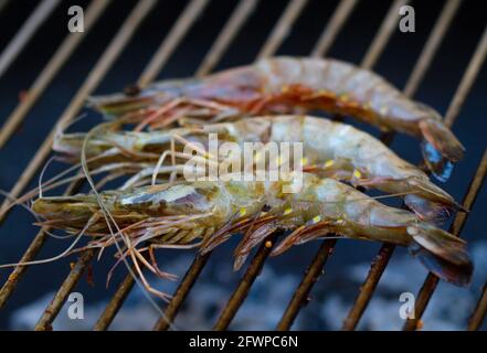 Tiger Garnelen auf dem Grill, Nahaufnahme. Fisch und Meeresfrüchte beim BBQ Stockfoto