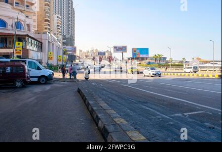 Alexandria - Ägypten - 08. Oktober 2020: Hauptstraße der touristischen Stadt Alexandria. Corniche Avenue mit Hotels, Autoverkehr und Wohngebäuden Stockfoto