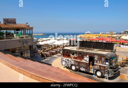 Alexandria - Ägypten - 08. Oktober 2020: Strandpromenade der touristischen Stadt Alexandria. Sealine mit Cafés tagsüber. Mittelmeer in Alexandria Stockfoto