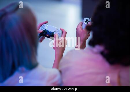 Mädchen mit nächsten Generation Controller in ihren Händen spielen Zu Hause Stockfoto