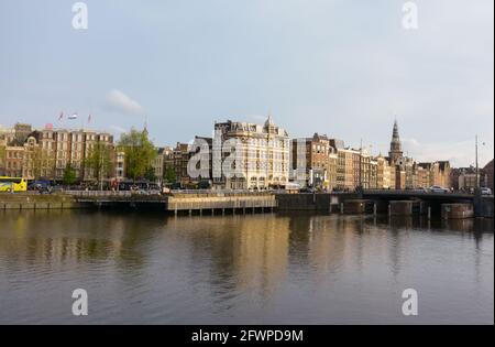 Amsterdam, Niederlande - 19. Mai 2017: Wunderschöne alte Architekturbauten in der Stadt Amsterdam, Niederlande. Stockfoto