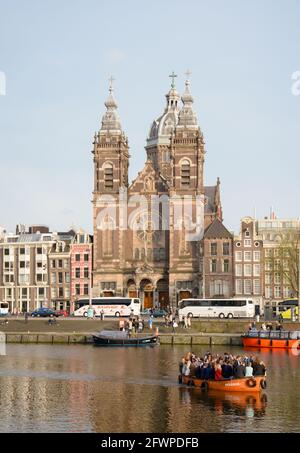 Amsterdam, Niederlande - 19. Mai 2017: Wunderschöne Aussicht auf die Basilika St. Nikolaus im alten Zentrum von Amsterdam, Niederlande. Adjacen Stockfoto