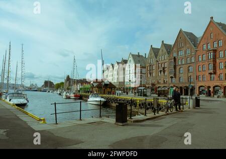 Bergen, Norwegen - 24. Mai 2017: Farbenfrohe und historische Handelsposten oder Gebäude im Stadtteil Bryggen in Bergen, Norwegen. UNESCO-Welterbe s Stockfoto