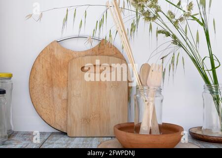 Umweltfreundliche wiederverwendbare Küchenutensilien. Ökologie, Recycling, kein Kunststoff, Null-Abfall-Konzept Stockfoto