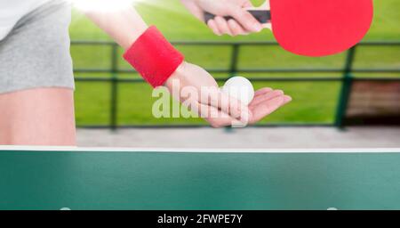 Zusammensetzung der mittleren Sektion der weiblichen Tischtennisspielerin, die hält Ball und Schläger Stockfoto