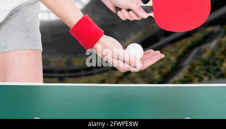 Zusammensetzung der mittleren Sektion der weiblichen Tischtennisspielerin, die hält Ball und Schläger Stockfoto