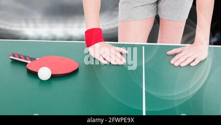 Zusammensetzung der mittleren Sektion der weiblichen Tischtennisspielerin, die sich lehnt Auf dem Tisch mit Ball und Schläger Stockfoto