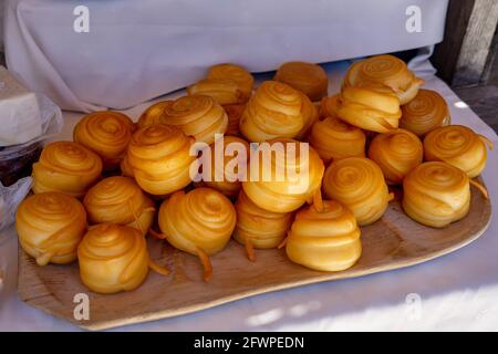 Traditioneller slowakischer geräucherter Rollkäse, der auf einer ungarischen Landwirtschaftsmesse in Kaptalantoti als Klammern bezeichnet wird. Stockfoto