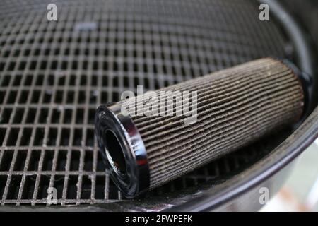 Kuwait-Stadt – Kuwait – 15. April 2021: Gebrauchte Motorluftfilter in Metallwanne Stockfoto