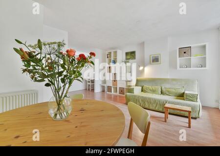 Komfortables Sofa mit weichen Kissen in geräumigem, hellem Wohnzimmer Zimmer Stockfoto