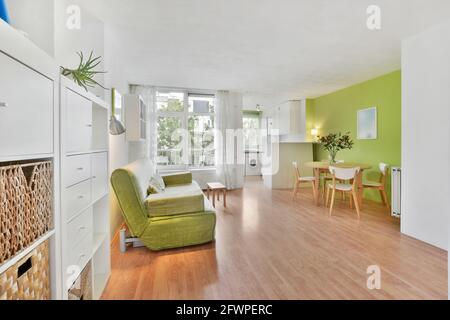 Komfortables Sofa mit weichen Kissen in geräumigem, hellem Wohnzimmer Zimmer Stockfoto