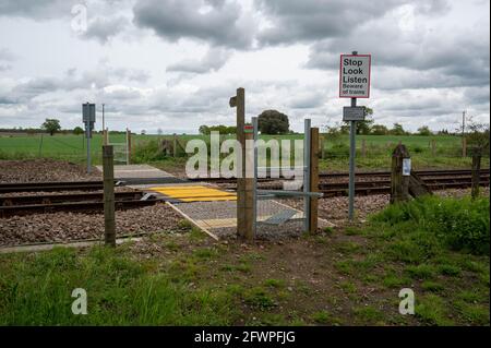 Eine Ansicht eines neuen öffentlichen Fußes, der über eine führt Bahnstrecke in Norfolk England Stockfoto